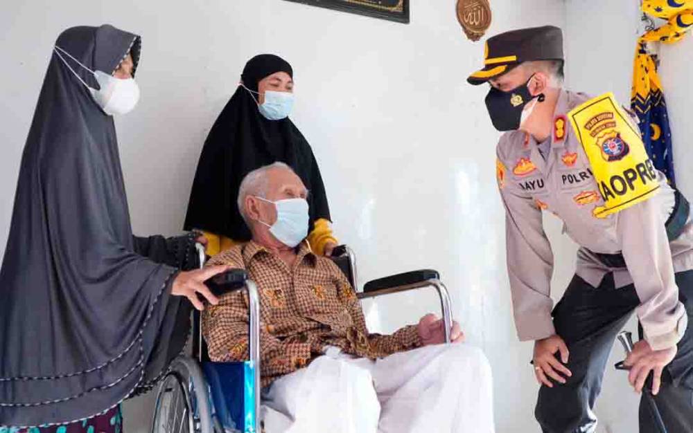 Alami Kelumpuhan, Warga Peroleh Bantuan Kursi Roda dari Kapolres Seruyan