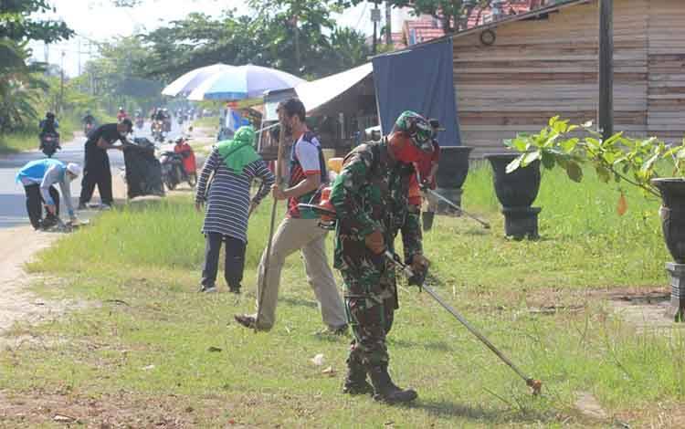 Kegiatan gotong royong bersihkan Posko PPKM Mikro kelurahan Panarung