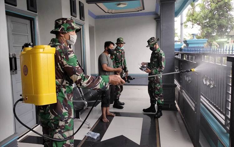 Personel Denzibang Palangka Raya Semprotkan Cairan Disinfektan di Perumahan