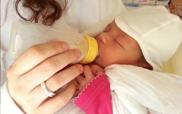 Saran Dokter Bila Ibu tak Bisa Menyusui Bayi Langsung