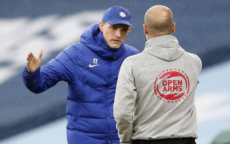 Manajer Chelsea Thomas Tuchel berjabatan tangan dengan manajer Manchester City Pep Guardiola setelah pertandingan kedua tim di Stadion Etihad, Manchester, 8 Mei 2021. (Pool via REUTERS/MARTIN RICKETT)
