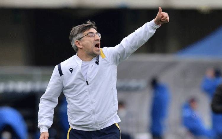 Pelatih Hellas Verona Ivan Juric saat timnya menghadapi Napoli dalam pertandingan Serie A Italia di Stadio Marc'Antonio Bentegodi, Verona, 24 Januari 2021. (REUTERS/JENNIFER LORENZINI)