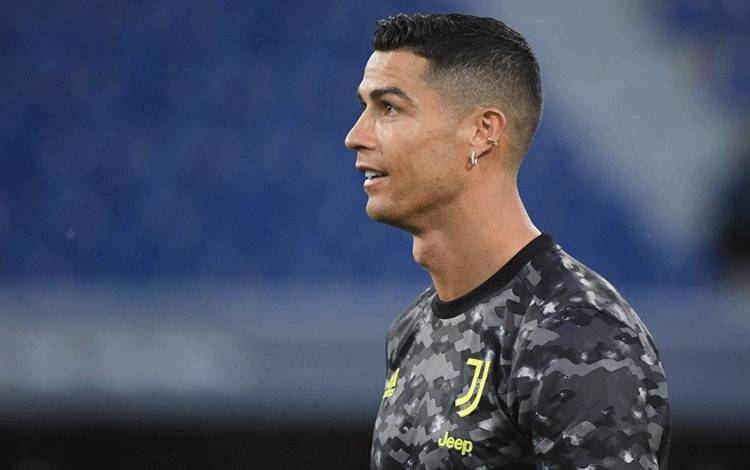Pemain Juventus Cristiano Ronaldo saat pemanasan menjelang pertandingan melawan Bologna di Stadio Renato Dall'Ara, Bologna, Italia, 23 Mei 2021. (REUTERS/ALBERTO LINGRIA)