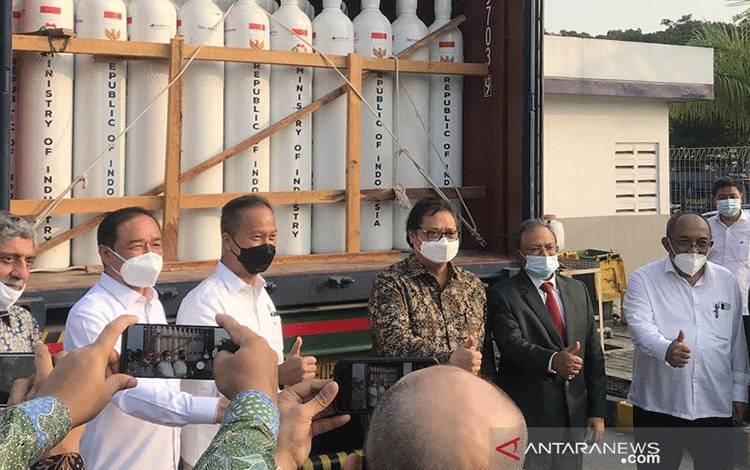Menteri Koordinator Bidang Perekonomian Airlangga Hartarto saat Pelepasan Bantuan Tabung Berisi Oksigen ke India di Cikande, Serang, Banten, Senin. ANTARA/Sella Panduarsa Gareta/pri. (ANTARA/ Sella Panduarsa Gareta)