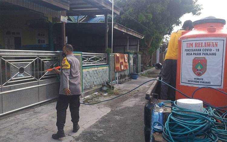 Perumahan di Beringan Rindang disemprot cairan disinfektan oleh petugas.