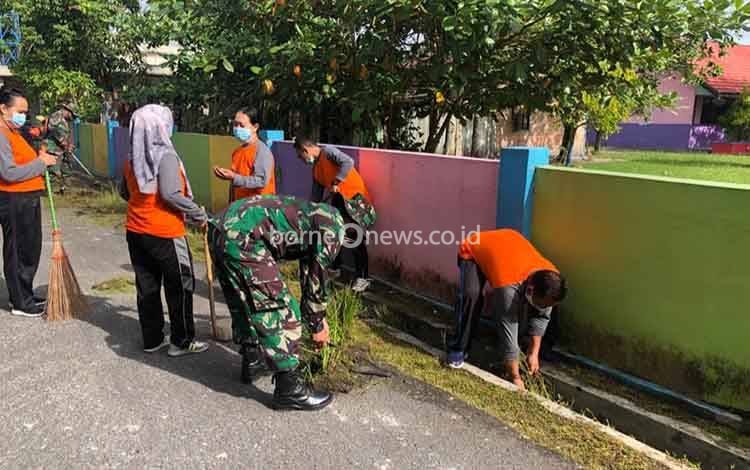 Babinsa Kumai Hulu Bersama Tenaga Pendidik Kompak Bersihkan Lingkungan Sekolah