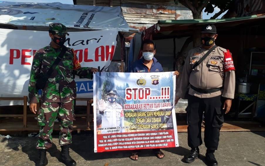 Babinsa Langkai Koramil 1016-01 Pahandut, Serka Ilham menyosialisasikan larangan membakar hutan dan lahan kepada warga binaannya, Sabtu, 29 Mei 2021.