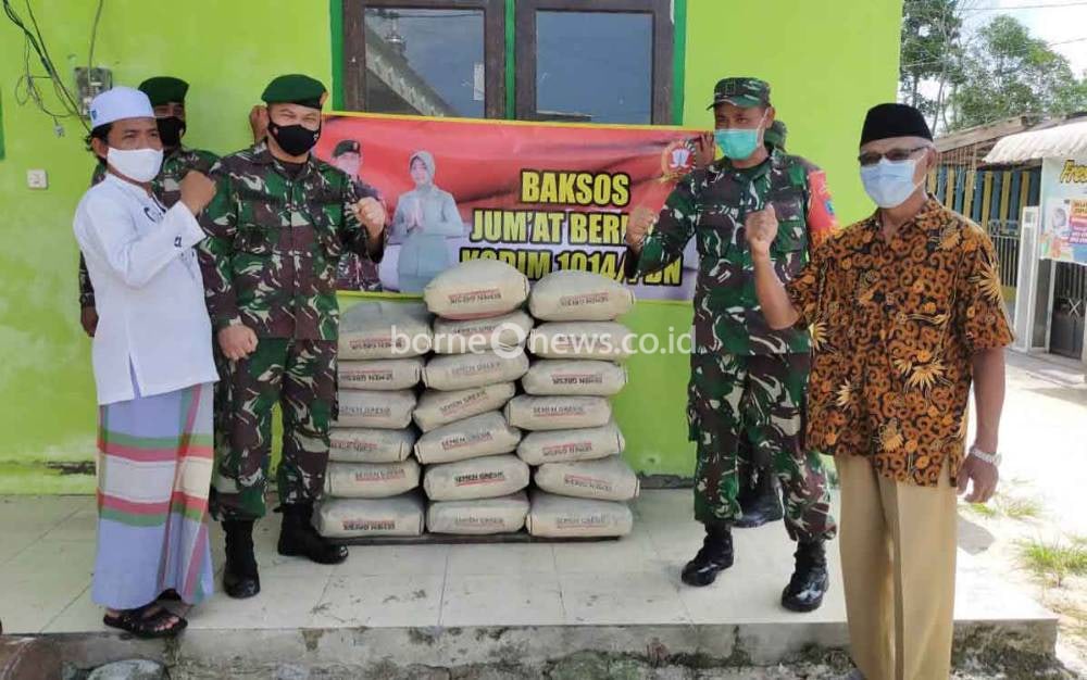 Kodim Pangkalan Bun Beri Bantuan Bahan Bangunan untuk Yayasan Darul Faroh