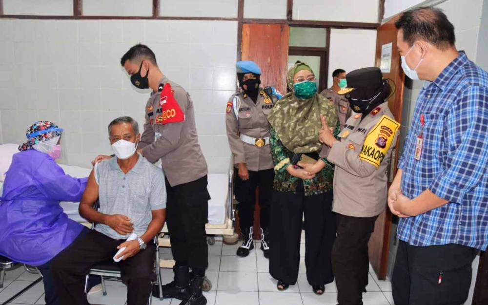Wakapolda Kalteng Tinjau Vaksinasi Lansia di RSUD Doris Sylvanus