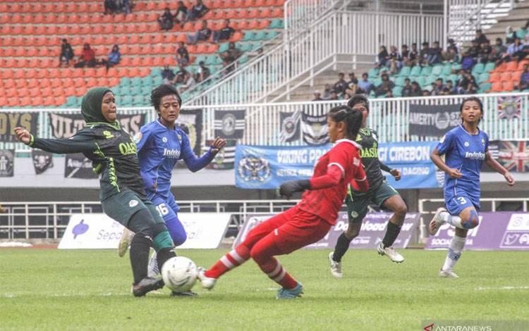 Pesepak bola Tira Persikabo Kartini Insyafada (kiri) berusaha menendang bola yang dihadang kiper Persib Bandung Putri Vivi Oktavia (kanan) dalam babak final leg ke-2 Liga 1 Putri 2019 di Stadion Pakansari, Cibinong, Bogor, Jawa Barat, Sabtu (28/12/2019)