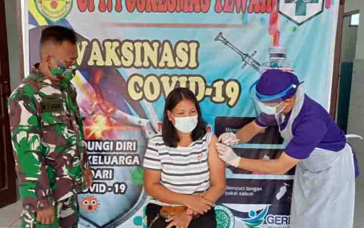 Caption : Danramil 1016-07 Tewah, Kapten Inf Sudiro saat mengamankan pelaksanaan vaksinasi