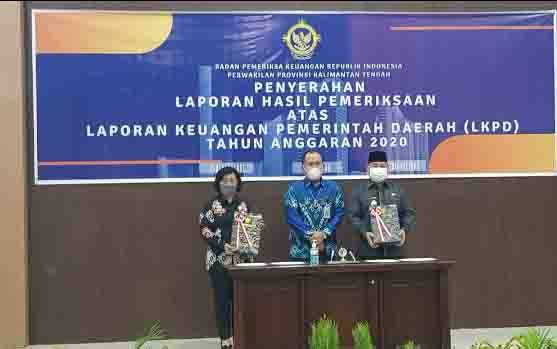 Ketua DPRD Kotawaringin Timur Rinie Anderson mendampingi Bupati Kotim, H Halikinnor menerima WTP dari BPK RI.