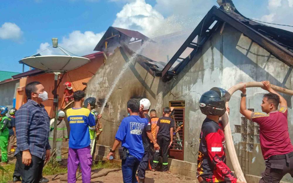 Sebuah Rumah Milik Ketua RW di Jalan Adonis Samad Hangus Terbakar