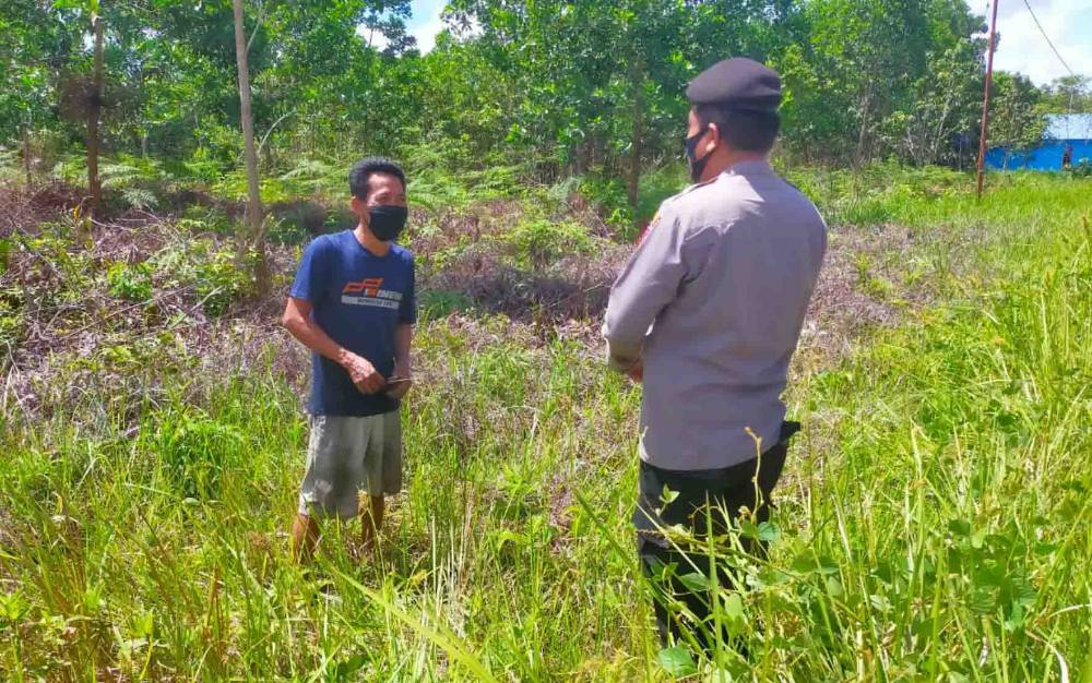 Anggota Polsek Timpah Tinjau Lokasi Rawan Karhutla, Ini Pesan Kepada Warga