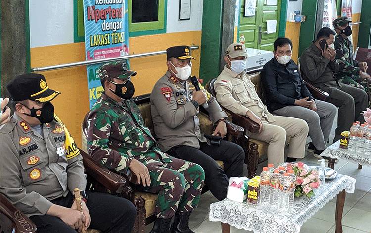 Kapolda dan Sekda Kalteng Pantau Pelaksanaan Vaksinasi Lansia di Kotim