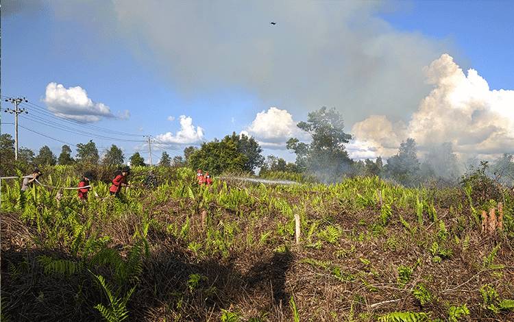 Kapolda Kalteng Saksikan Simulasi Pemadaman Karhutla di Lahan Gambut