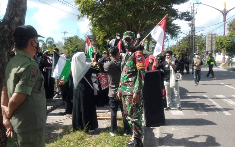 Solidaritas Muslimah Kalteng Turun ke Jalan Suarakan Dukungan untuk Palestina