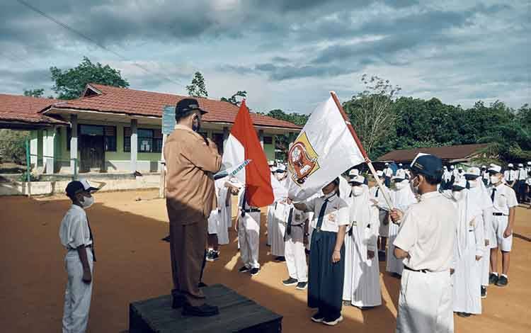 SMPN 1 Mentaya Hulu Lantik Pengurus OSIS
