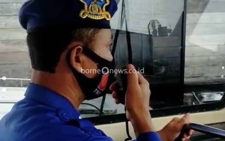 Personel Satuan Polairud Polres Seruyan saat melaksanakan imbauan melalui radio komunikasi?