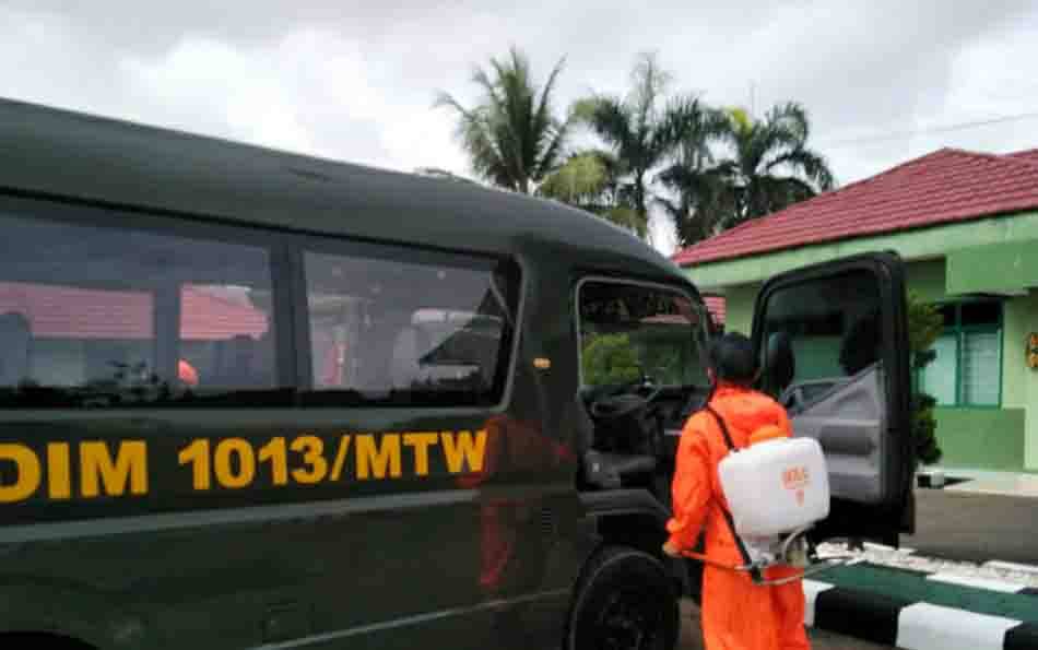 Minimalisir Penyebaran Covid-19, Kendaraan Dinas Kodim Muara Teweh Disemprot Disinfektan