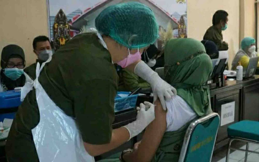 Anggota Persit KCK Kodim 1011 Kuala Kapuas Jalani Vaksinasi Covid-19