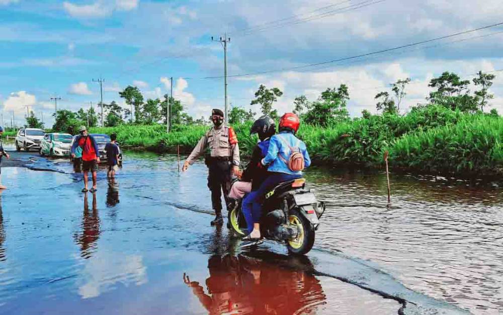 Dirlantas Polda Kalteng Imbau Pengendara Waspada Pascabanjir di Desa Penda Barania Pulang Pisau