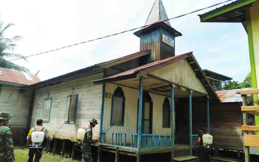 Babinsa Koramil Montallat Lakukan Penyemprotan Disinfektan di Tempat Ibadah