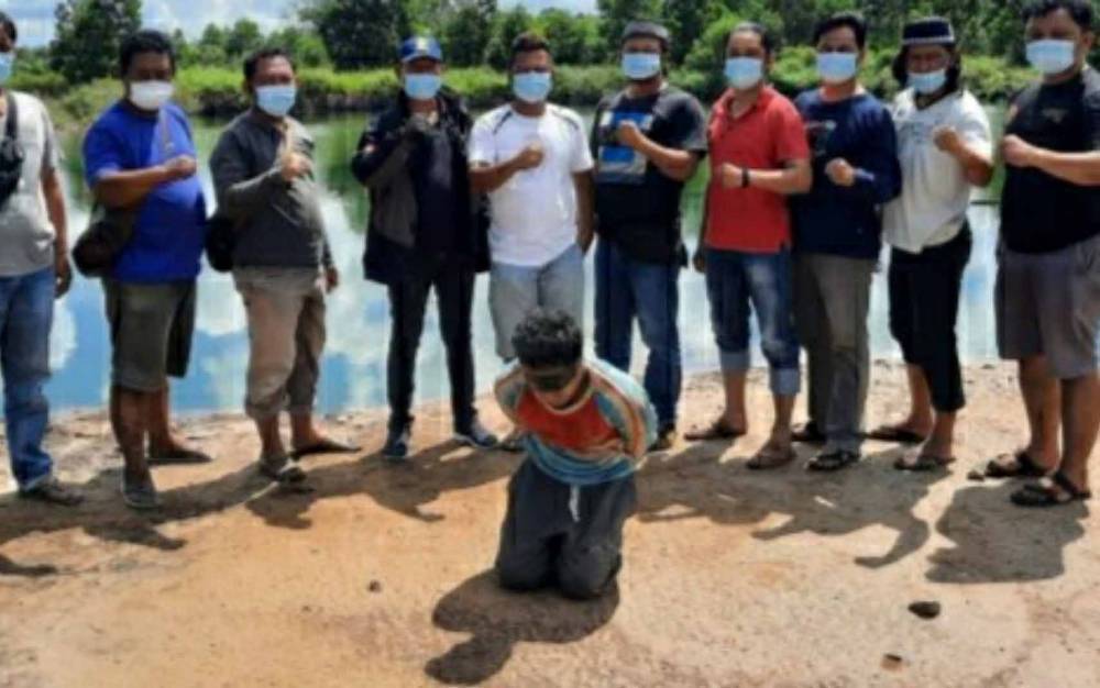 Personel Resmob Polres Kapuas dan Polsek Kapuas Kuala saat mengamankan terduga pelaku pembunuhan.