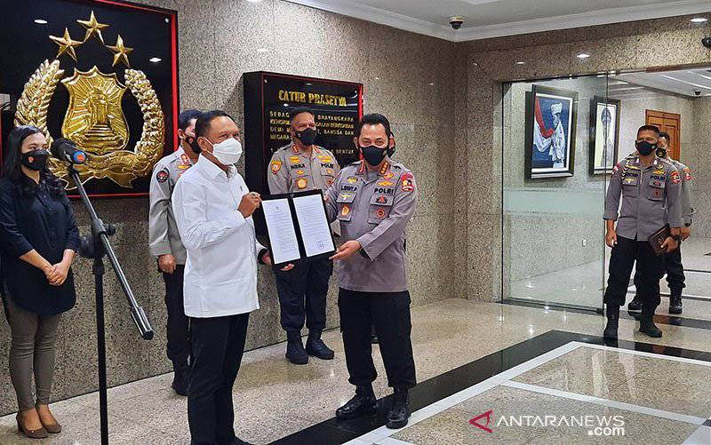 Kapolri Serahkan Izin Liga 1 dan Liga 2 ke Menpora