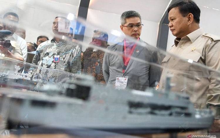 Menteri Pertahanan Prabowo (kanan) mengamati miniatur kapal perang pada pameran Industri Alat Peralatan Pertahanan dan Keamanan di Kantor Kementerian Pertahanan, Jakarta, Selasa (3/12/2019). Pameran tersebut diikuti industri Alpalhankam swasta dalam negeri yang berada di bawah Perkumpulan Industri Alpalhankam Swasta Nasional (Pinhantanas)