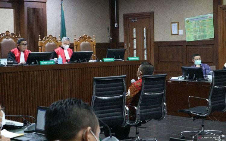 Mantan Kepala Biro Umum Kementerian Sosial Adi Wahyono menjadi saksi untuk eks Menteri Sosial Juliari Batubara di pengadilan Tindak Pidana Korupsi (Tipikor) Jakarta, Senin (31/5/2021)