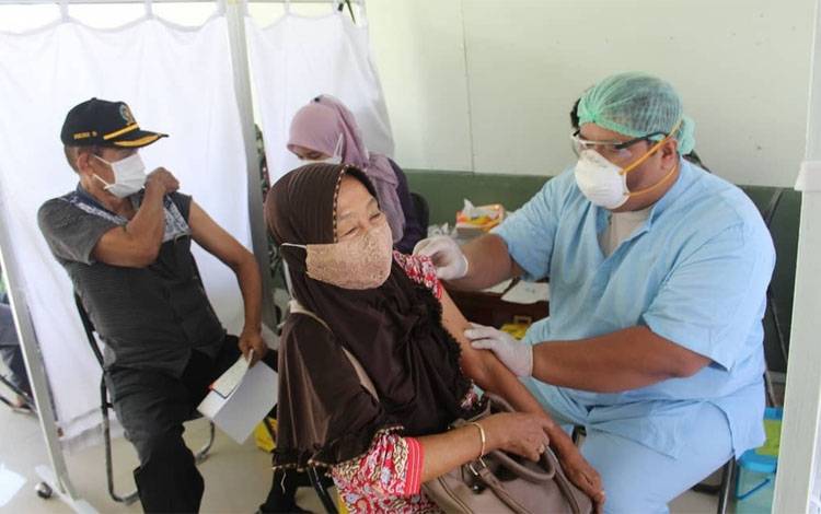 Bawa 2 Lansia untuk Vaksinasi Gratis 1 Vaksin Diterapkan di Palangka Raya