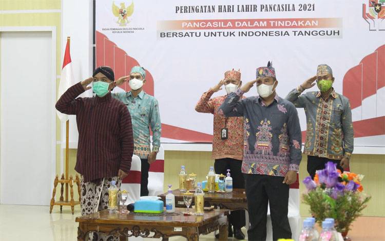 Ketua DPRD Seruyan, Zuli Eko Prasetyo mengikuti upacara memperingati Hari Lahir Pancasila secara virtual