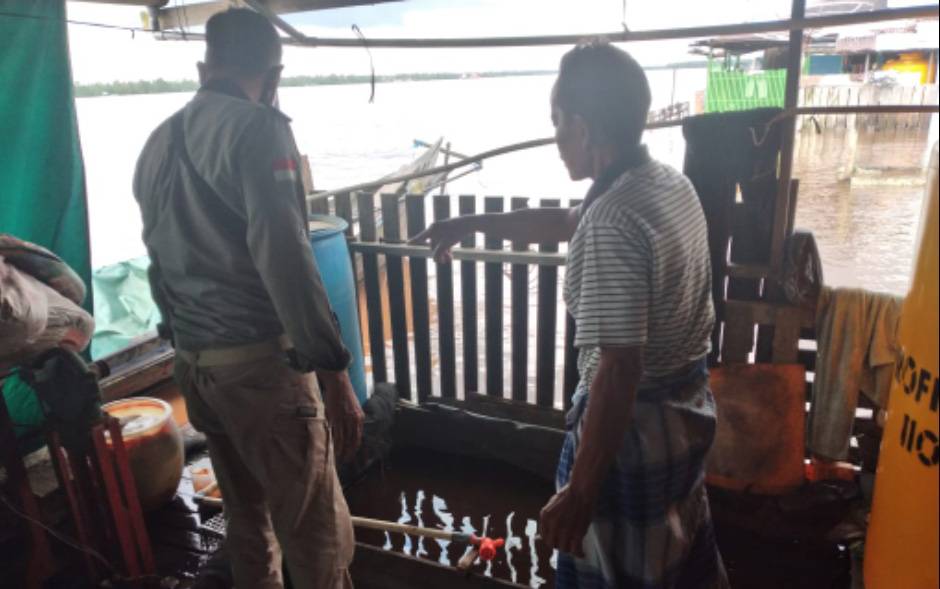 Isal (kanan) menunjukkan lokasinya diserang buaya, Selasa, 1 Juni 2021.