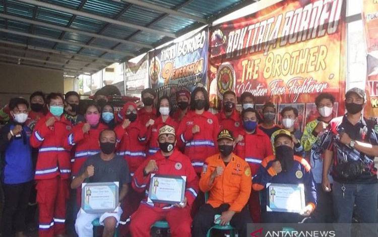 Kasubsi Operasi dan Siaga Basarnas Palangka Raya, Adliandy Salman, menyerahkan piagam ucapan terima kasih kepada tiga relawan di Kapuas, Selasa (1/6/2021)