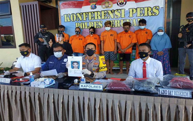 Kapolres Seruyan AKBP Bayu Wicaksono memperlihatkan foto pelaku pengeroyokan yang masuk DPO