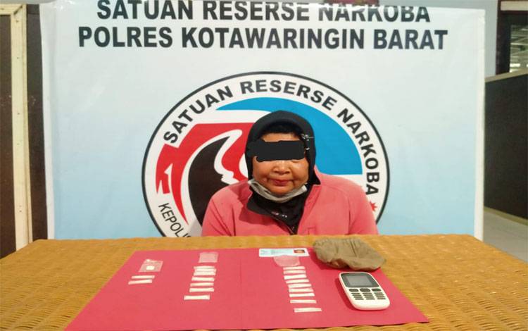 Wanita Paruh Baya Simpan Sabu Dalam Bra
