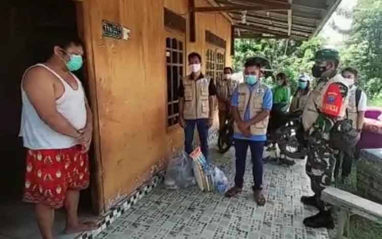 Penyerahan bantuan untuk warga isolasi mandiri di Desa Rangan Tate