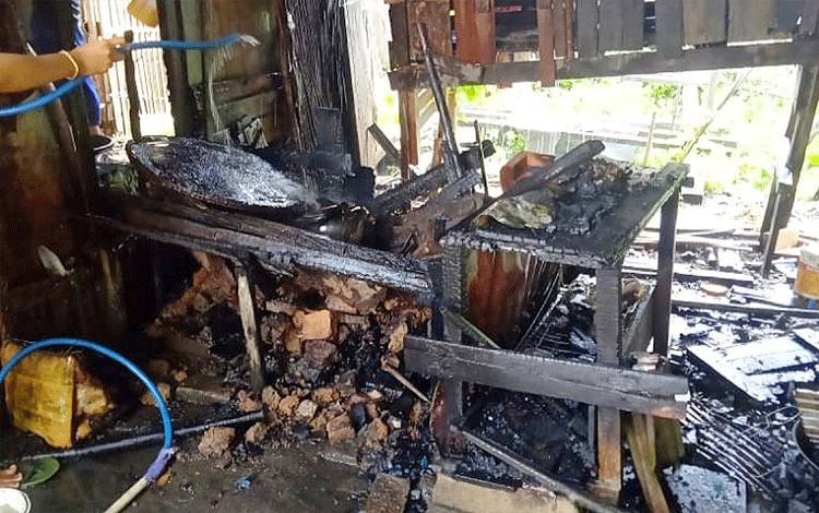 Jerang Air dan Ditinggal Pergi, Api Merembet ke Dinding Dapur Warga Ampah Kota