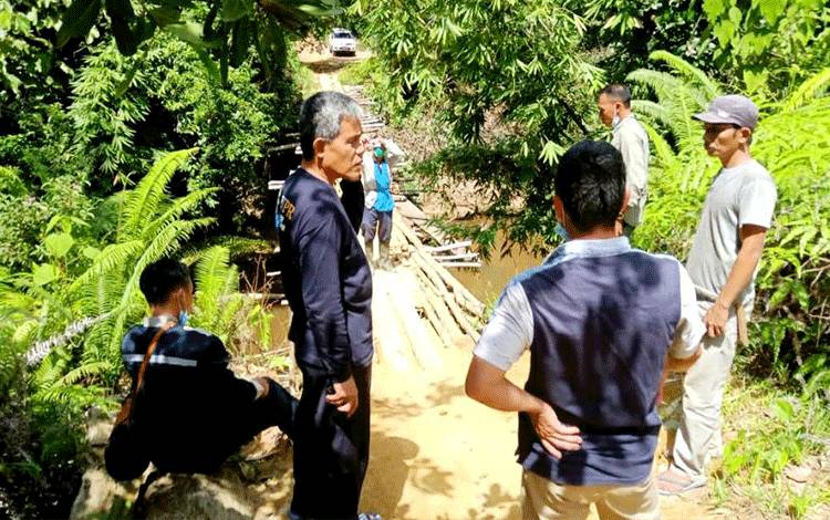 Dinas PUPR Barito Utara Cek Jembatan Sei Pandran