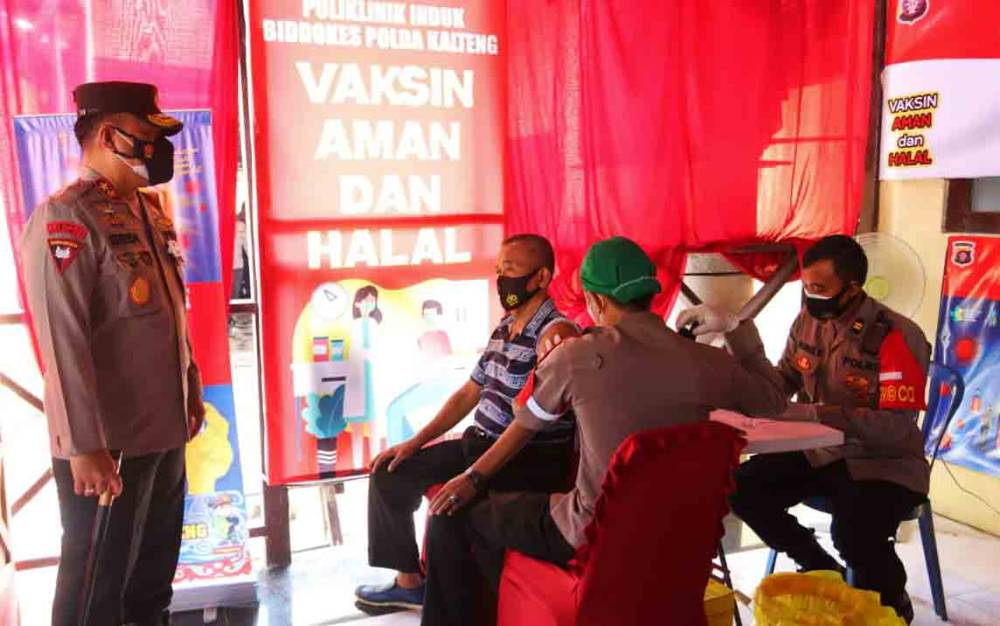 Kapolda Kalteng Pantau Vaksinasi Anggota Polri dan Masyarakat
