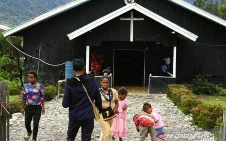 Warga Ilaga mendatangi gedung gereja setempat untuk melaksanakan ibadah Minggu (9/5/2021)