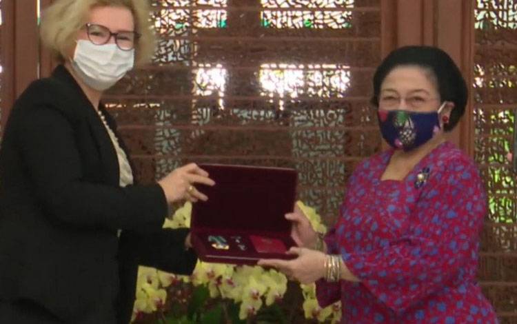Megawati Menerima Bintang Jasa Negara dari Pemerintah Rusia