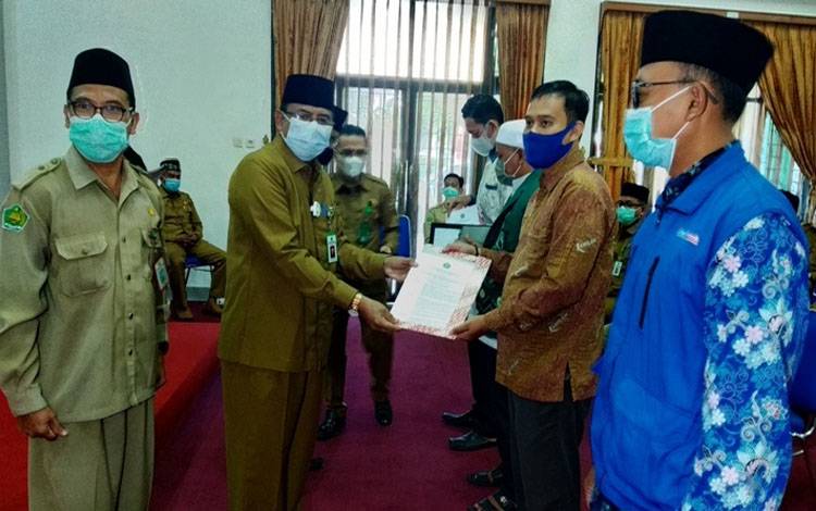 Kakanwil Kemenag Kalteng Serahkan SK kepada Kantor Cabang PPIU dan PIHK