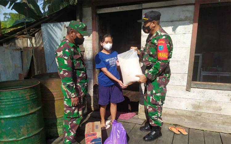 Koramil Rungan Berikan Paket Sembako untuk Warga