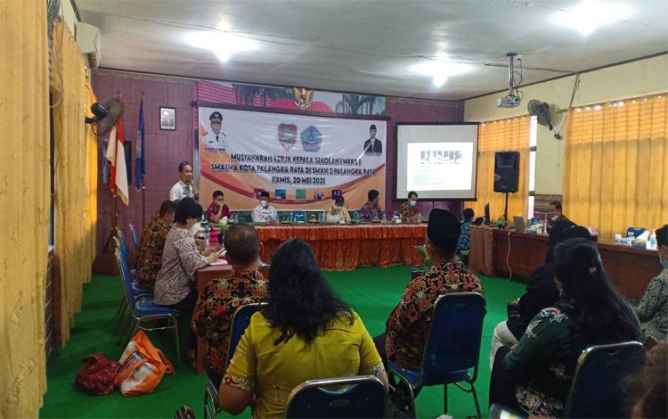 Para kepala sekolah mengikuti rapat MKKS di SMAN 2 Palangka Raya