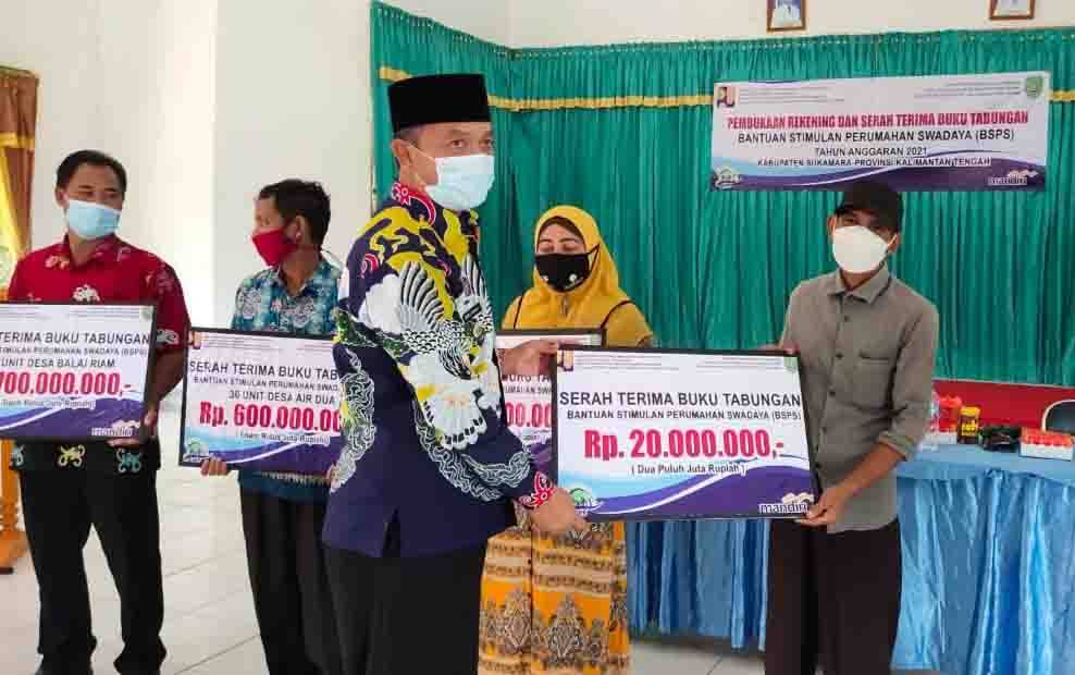 Pemkab Sukamara Salurkan Buku Tabungan Program BSPS