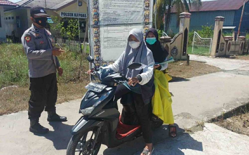 Personel Polsek Kapuas Kuala Gencar Disiplinkan Warga Gunakan Masker