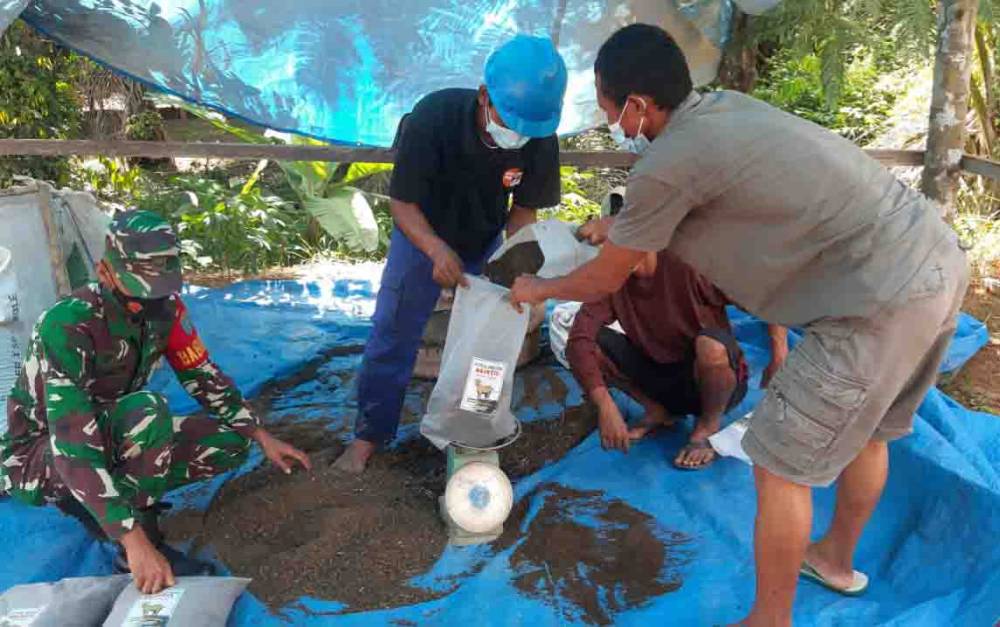 Manfaatkan Limbah Kotoran Ternak untuk Pupuk Organik