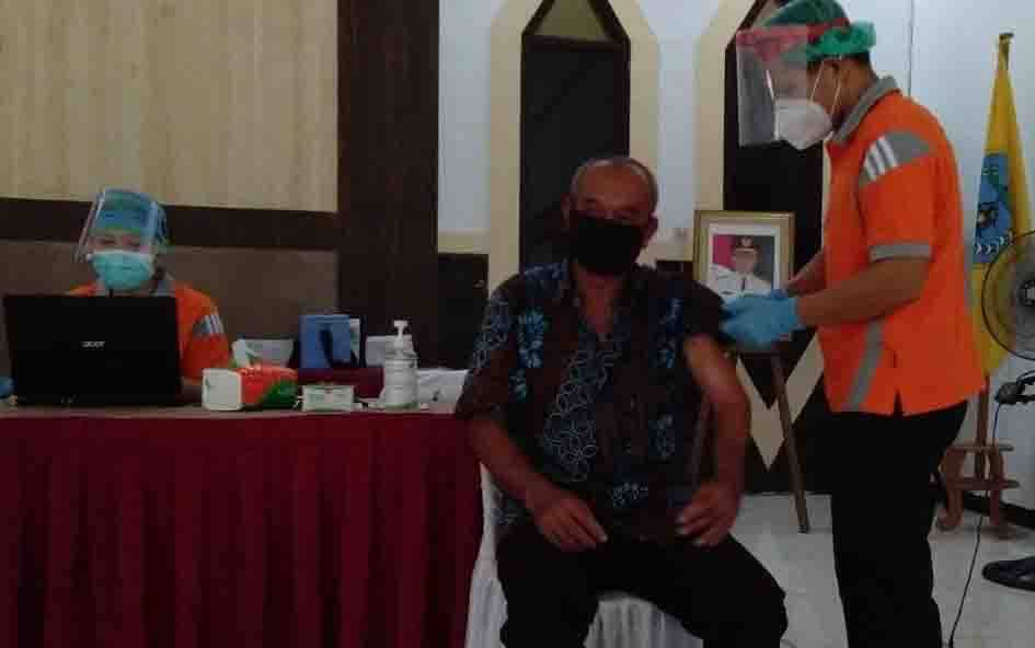 50 Lansia di Petuk Katimpun Disuntik Vaksin Sinovac Dosis Pertama